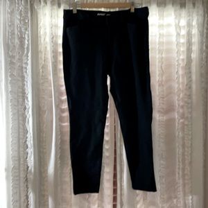 Black Old navy pixie ankle pants.